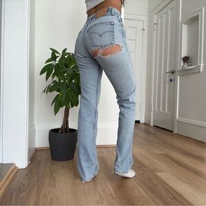 ❌❌SOLD❌❌ Vintage Levis 501 High Waisted Light Wash Butt Rip Straight Leg Jeans